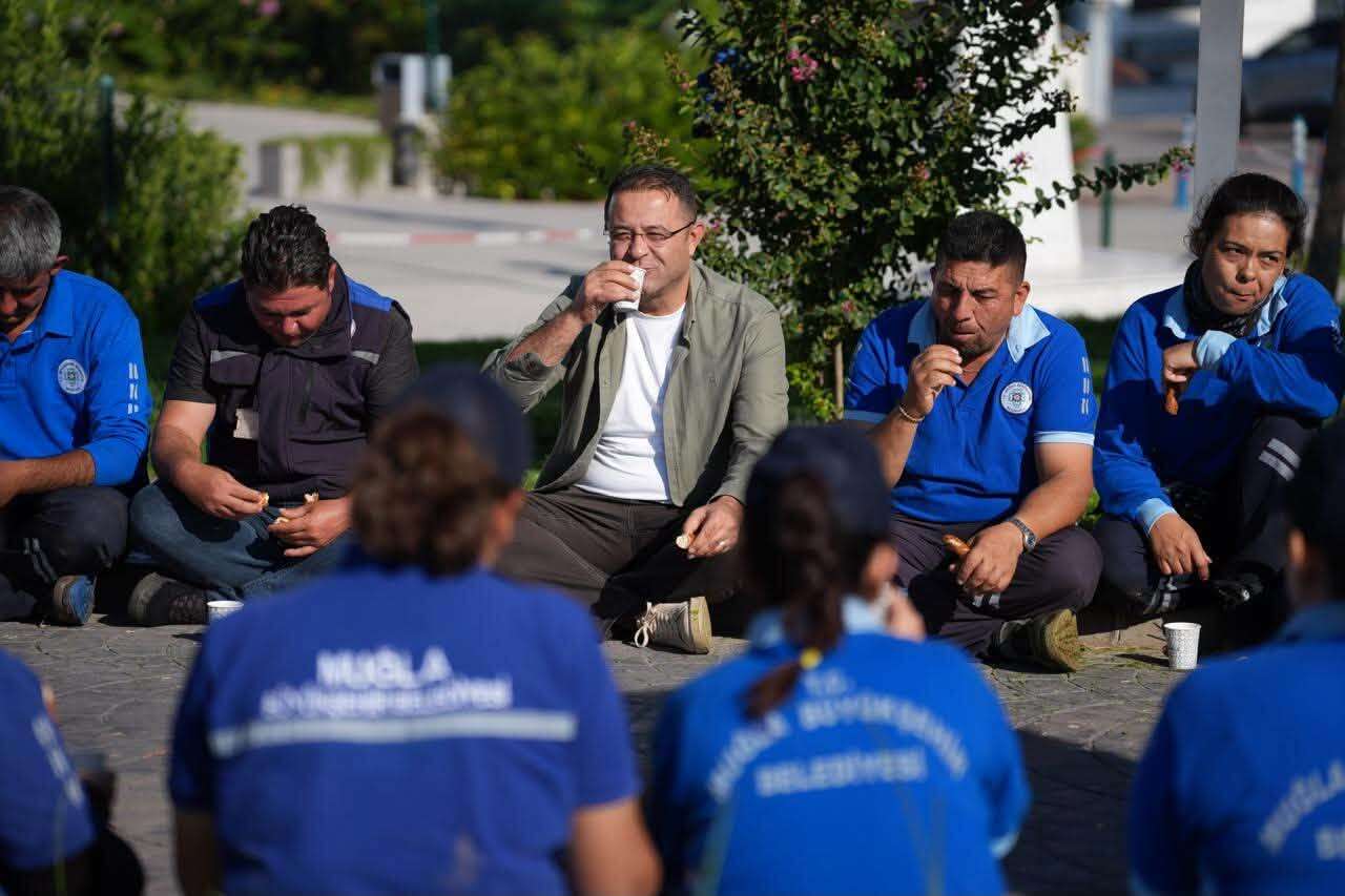 Muğla Büyükşehir Belediyesi Genel Sekreteri Tayfun Yılmaz Sahada Belediye Personeliyle Buluştu 7